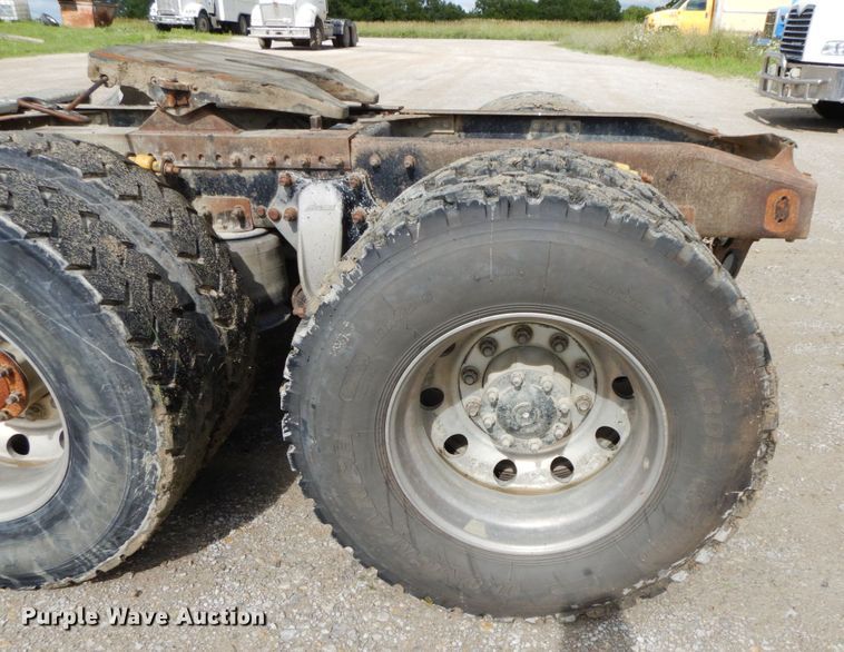 image for item HM9718 2005 Freightliner Columbia  semi truck