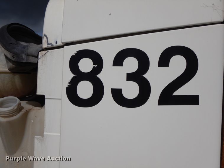 image for item HM9718 2005 Freightliner Columbia  semi truck