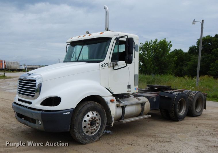 image for item HM9722 2004 Freightliner Columbia  semi truck