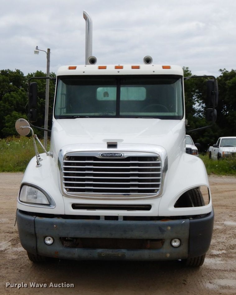 image for item HM9722 2004 Freightliner Columbia  semi truck