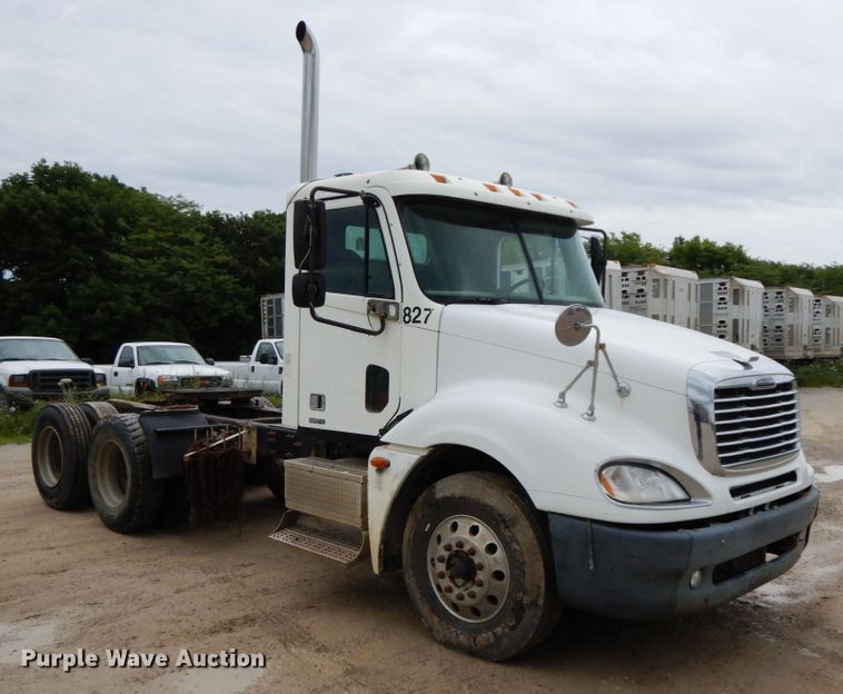 image for item HM9722 2004 Freightliner Columbia  semi truck