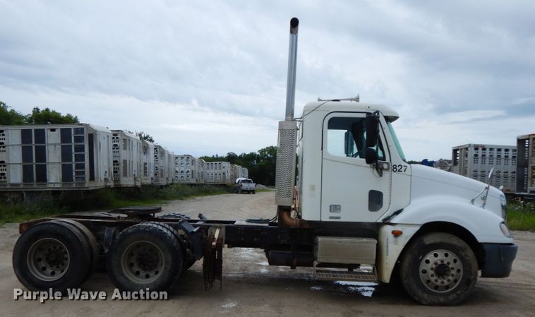 image for item HM9722 2004 Freightliner Columbia  semi truck