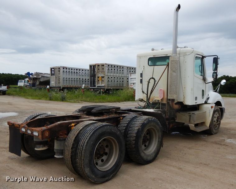 image for item HM9722 2004 Freightliner Columbia  semi truck