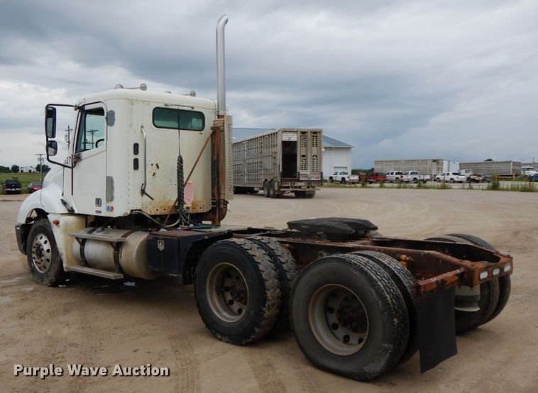 image for item HM9722 2004 Freightliner Columbia  semi truck
