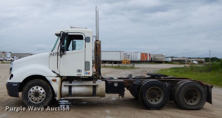 image for item HM9722 2004 Freightliner Columbia  semi truck