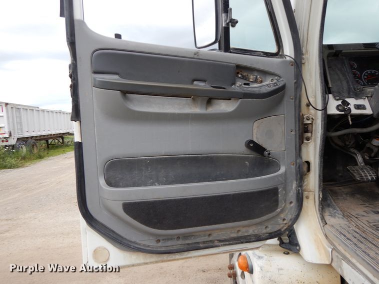 image for item HM9722 2004 Freightliner Columbia  semi truck