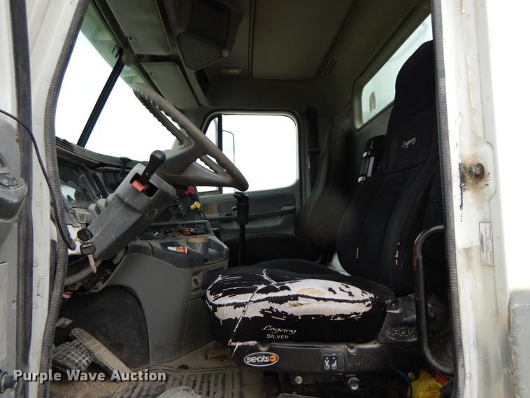 image for item HM9722 2004 Freightliner Columbia  semi truck