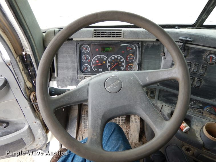 image for item HM9722 2004 Freightliner Columbia  semi truck