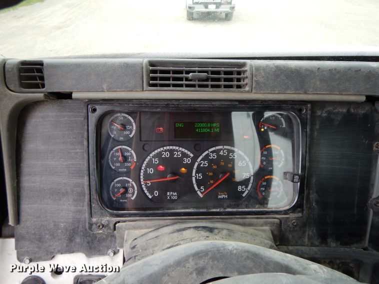 image for item HM9722 2004 Freightliner Columbia  semi truck