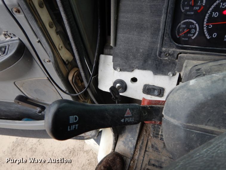 image for item HM9722 2004 Freightliner Columbia  semi truck