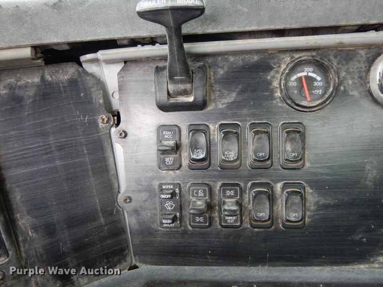 image for item HM9722 2004 Freightliner Columbia  semi truck