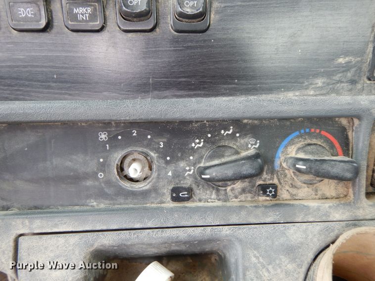 image for item HM9722 2004 Freightliner Columbia  semi truck