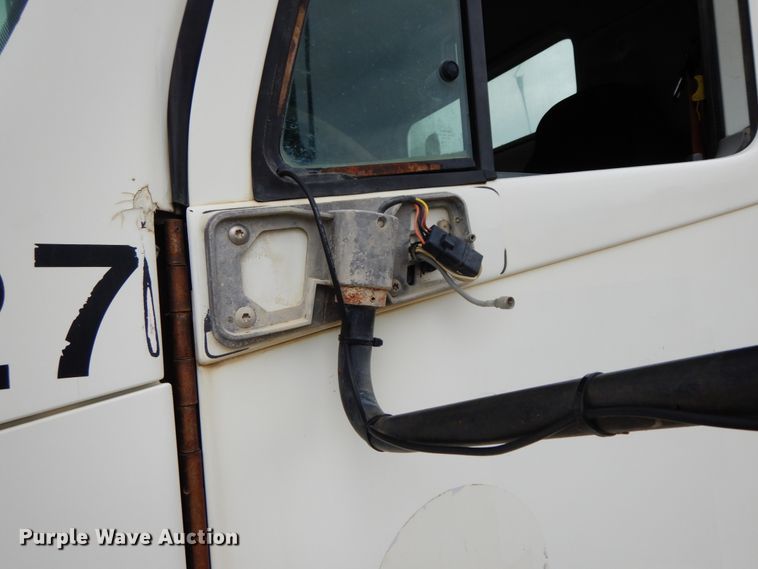 image for item HM9722 2004 Freightliner Columbia  semi truck