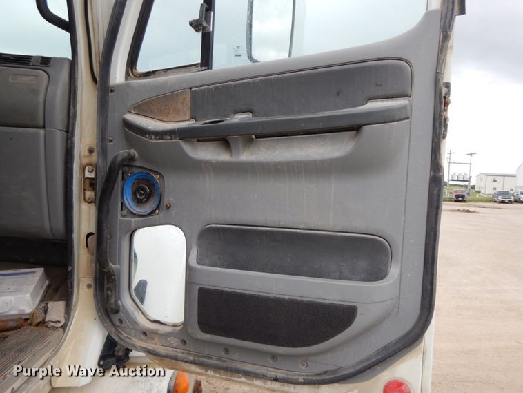 image for item HM9722 2004 Freightliner Columbia  semi truck