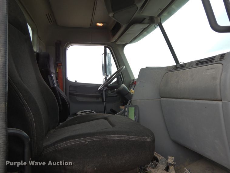 image for item HM9722 2004 Freightliner Columbia  semi truck