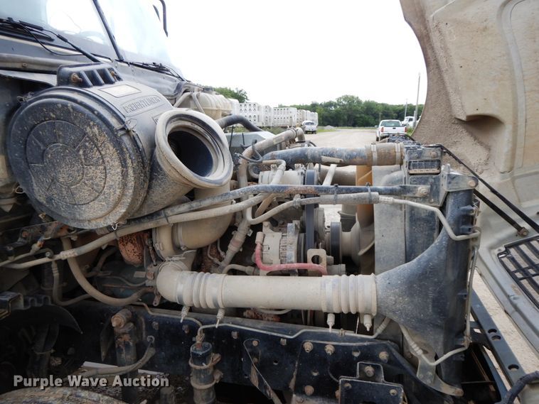 image for item HM9722 2004 Freightliner Columbia  semi truck