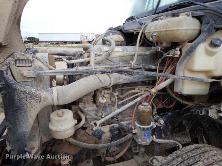 image for item HM9722 2004 Freightliner Columbia  semi truck