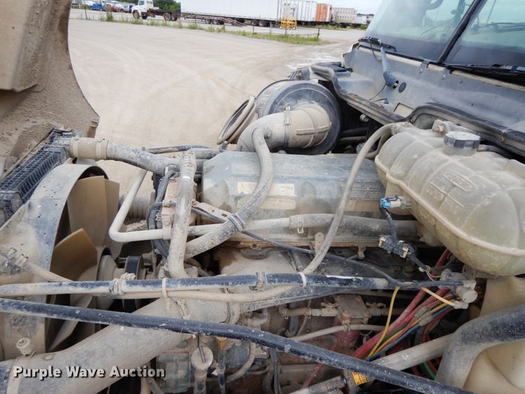 image for item HM9722 2004 Freightliner Columbia  semi truck