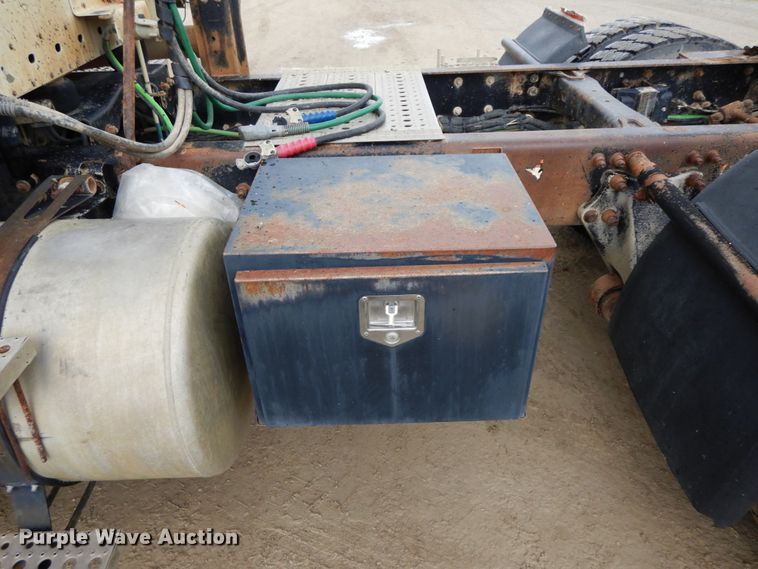 image for item HM9722 2004 Freightliner Columbia  semi truck