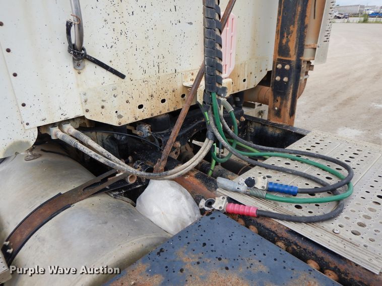 image for item HM9722 2004 Freightliner Columbia  semi truck