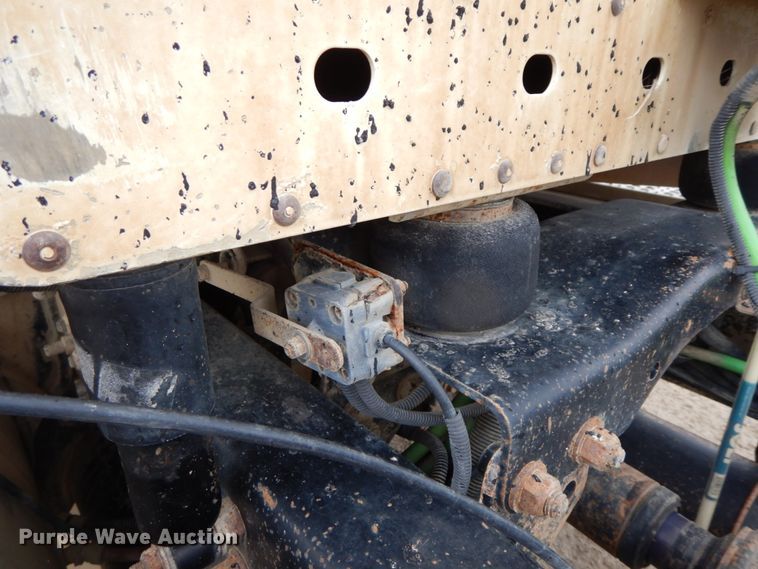 image for item HM9722 2004 Freightliner Columbia  semi truck