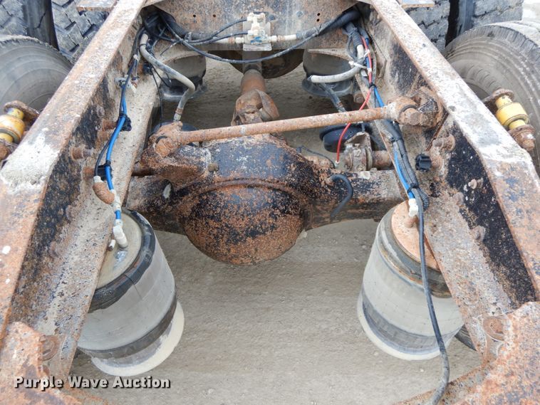 image for item HM9722 2004 Freightliner Columbia  semi truck