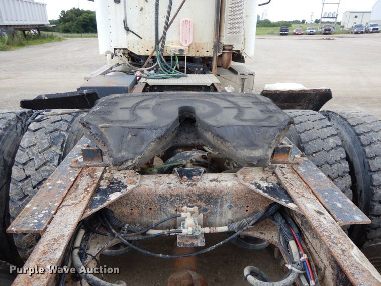 image for item HM9722 2004 Freightliner Columbia  semi truck