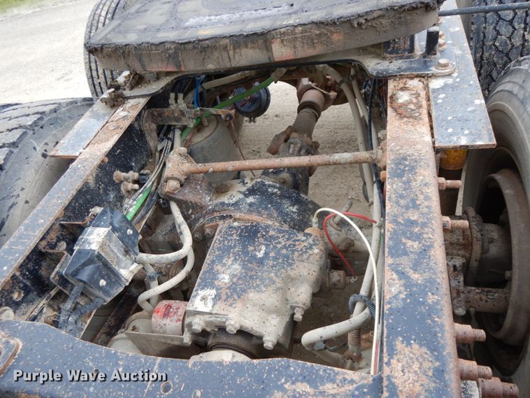 image for item HM9722 2004 Freightliner Columbia  semi truck