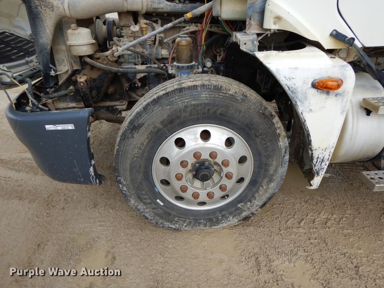 image for item HM9722 2004 Freightliner Columbia  semi truck