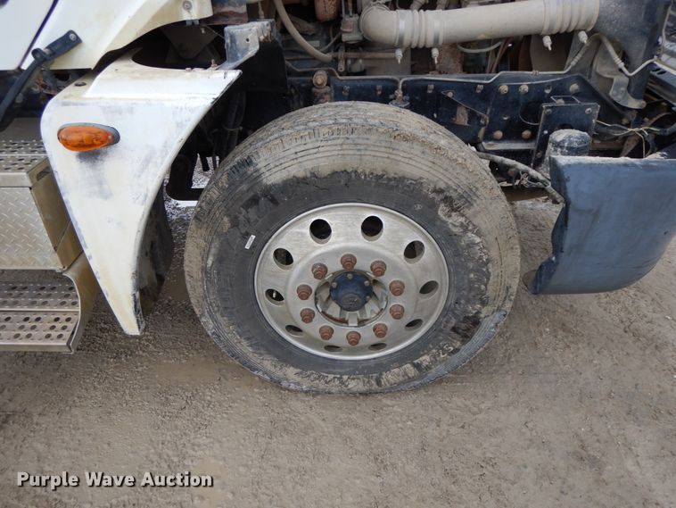 image for item HM9722 2004 Freightliner Columbia  semi truck