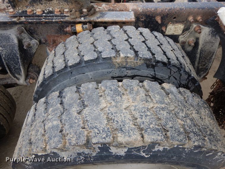 image for item HM9722 2004 Freightliner Columbia  semi truck