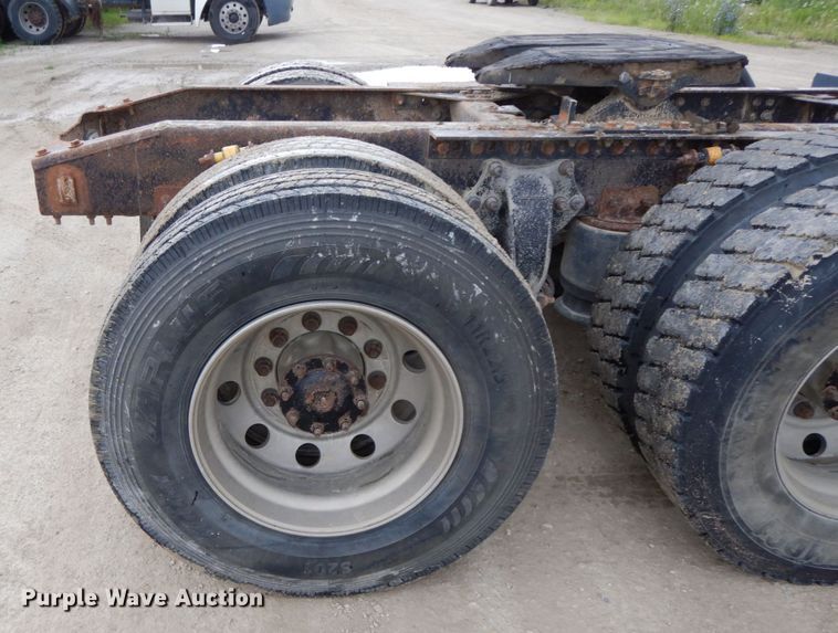 image for item HM9722 2004 Freightliner Columbia  semi truck