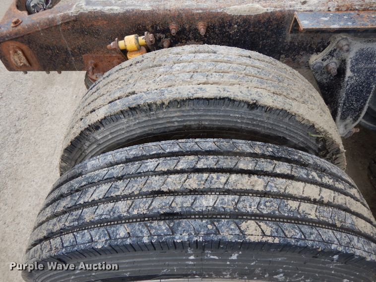 image for item HM9722 2004 Freightliner Columbia  semi truck