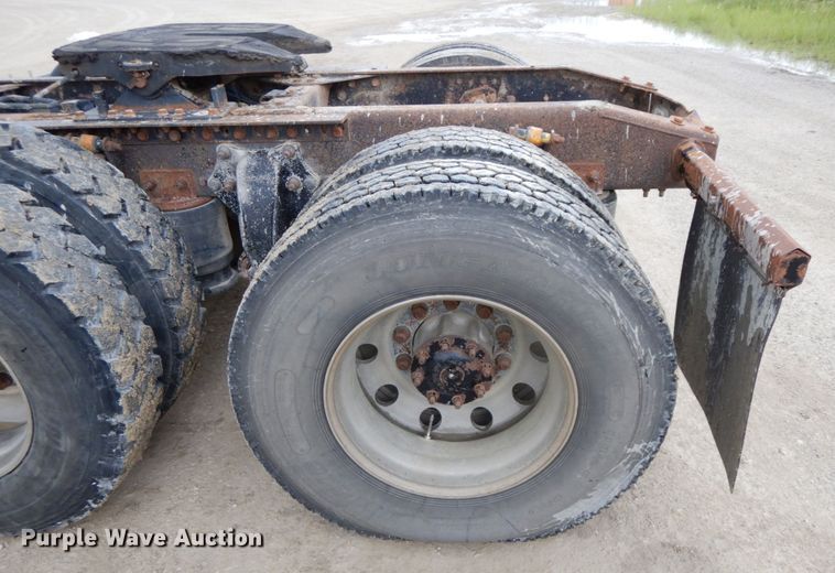 image for item HM9722 2004 Freightliner Columbia  semi truck