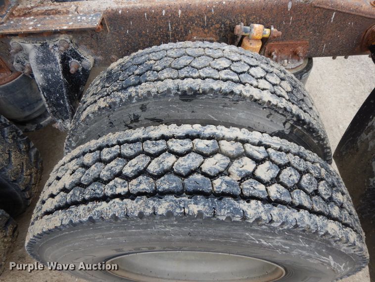 image for item HM9722 2004 Freightliner Columbia  semi truck