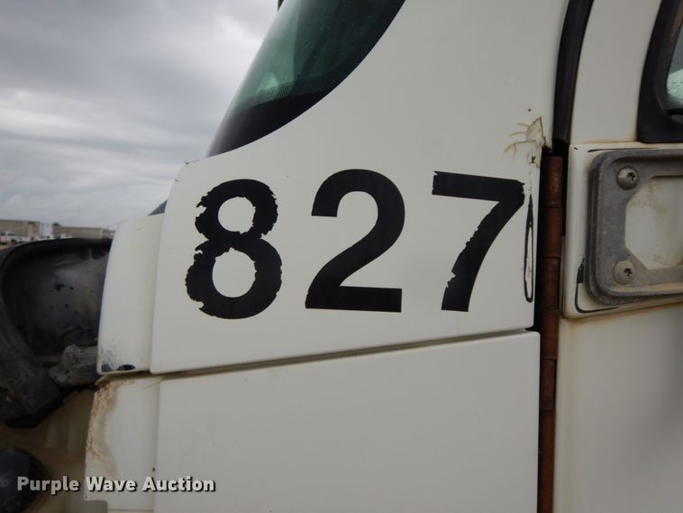 image for item HM9722 2004 Freightliner Columbia  semi truck