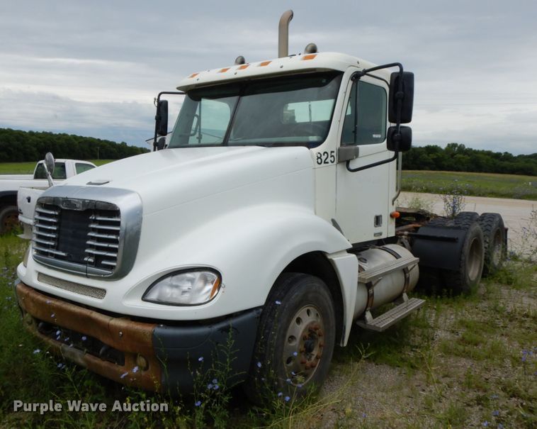 image for item HM9727 2004 Freightliner Columbia  semi truck