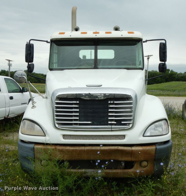 image for item HM9727 2004 Freightliner Columbia  semi truck