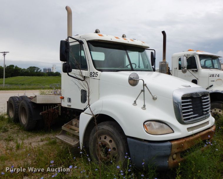 image for item HM9727 2004 Freightliner Columbia  semi truck