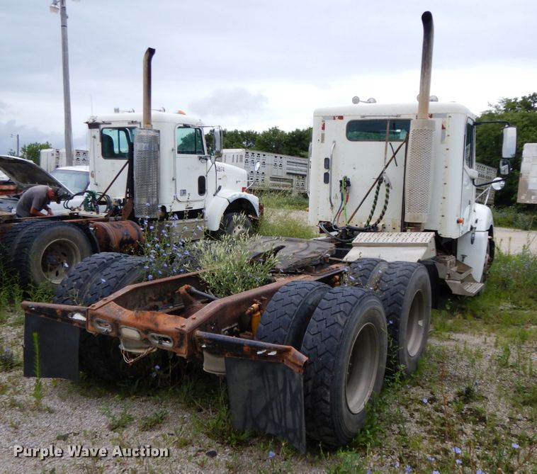 image for item HM9727 2004 Freightliner Columbia  semi truck