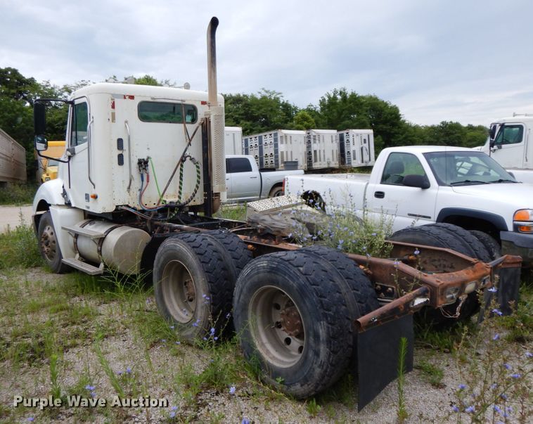 image for item HM9727 2004 Freightliner Columbia  semi truck
