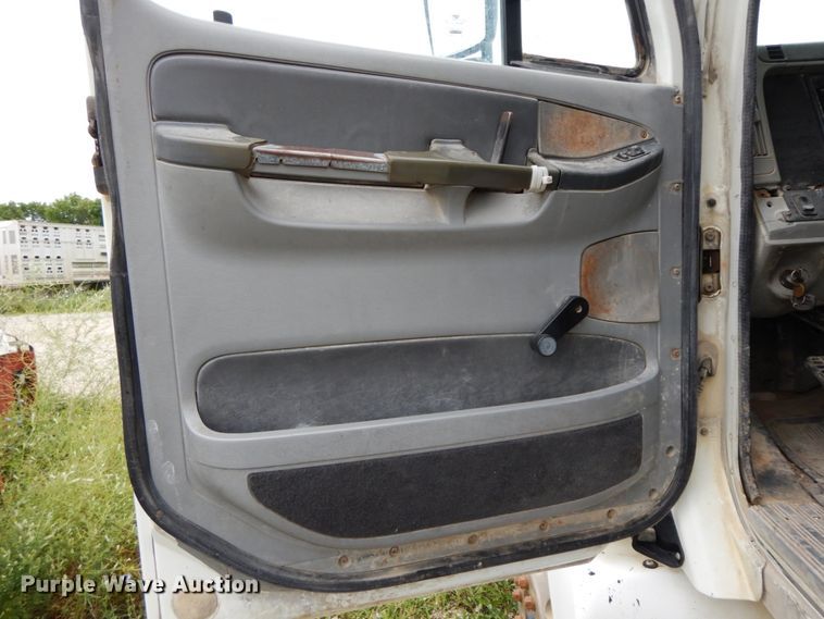 image for item HM9727 2004 Freightliner Columbia  semi truck