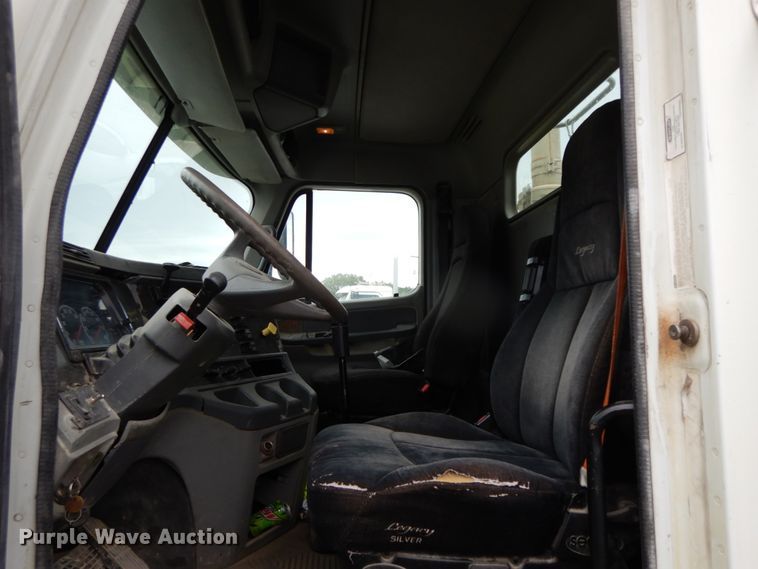 image for item HM9727 2004 Freightliner Columbia  semi truck