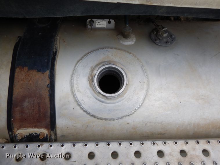 image for item HM9727 2004 Freightliner Columbia  semi truck