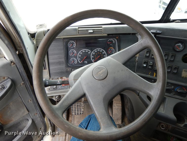 image for item HM9727 2004 Freightliner Columbia  semi truck