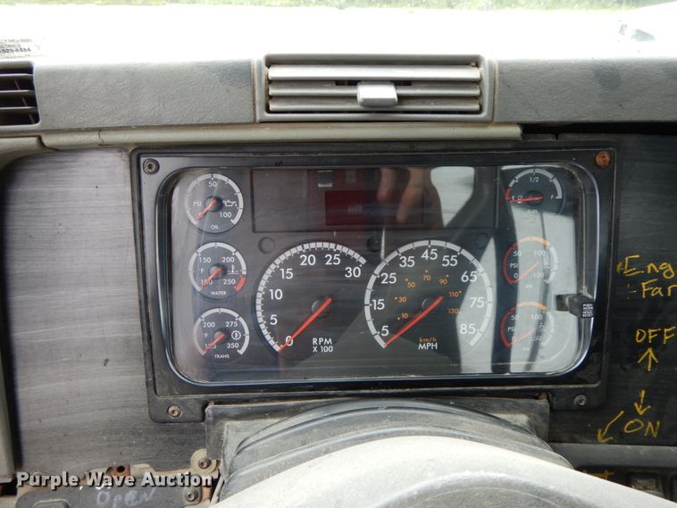 image for item HM9727 2004 Freightliner Columbia  semi truck