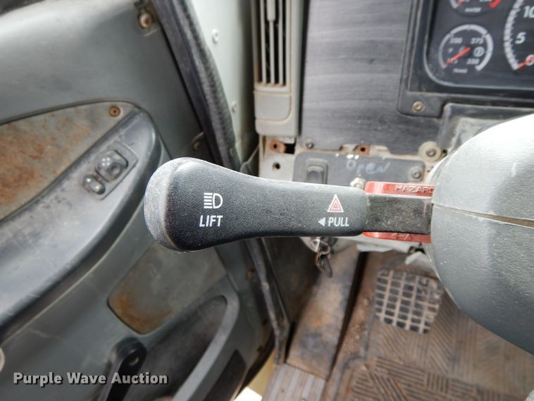 image for item HM9727 2004 Freightliner Columbia  semi truck