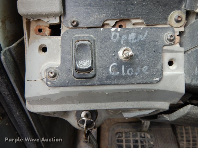 image for item HM9727 2004 Freightliner Columbia  semi truck