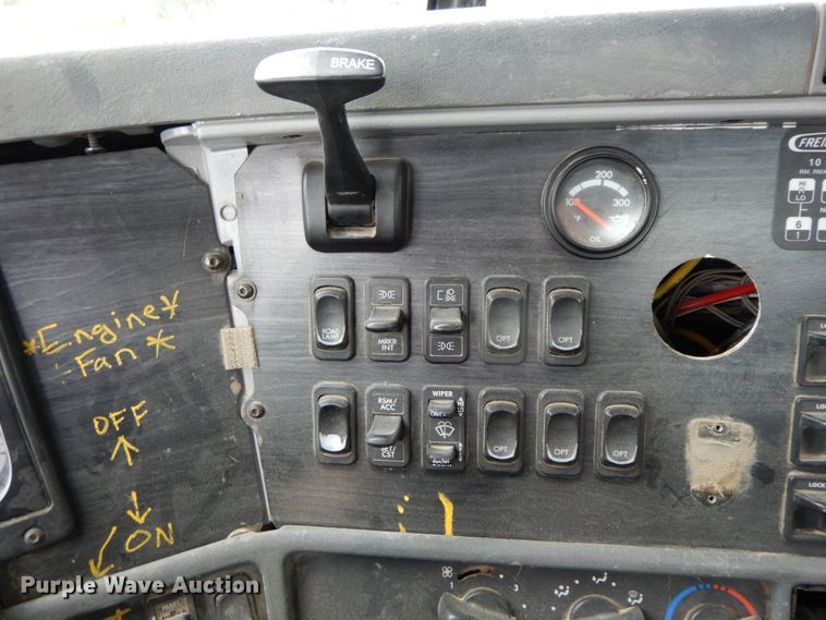 image for item HM9727 2004 Freightliner Columbia  semi truck