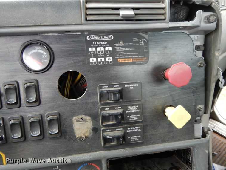 image for item HM9727 2004 Freightliner Columbia  semi truck